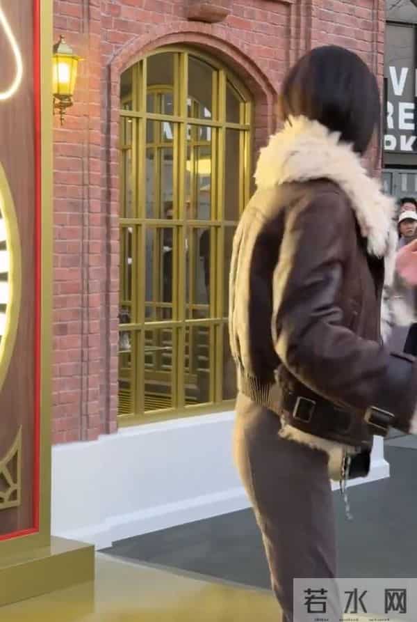 刘雯现身北京活动，深V衬衫配雨靴，扁胸扁屁股好抢眼