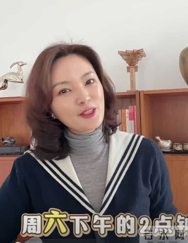 刘芳菲学院风穿搭出镜，卷发搭海军领开衫，优雅又精致