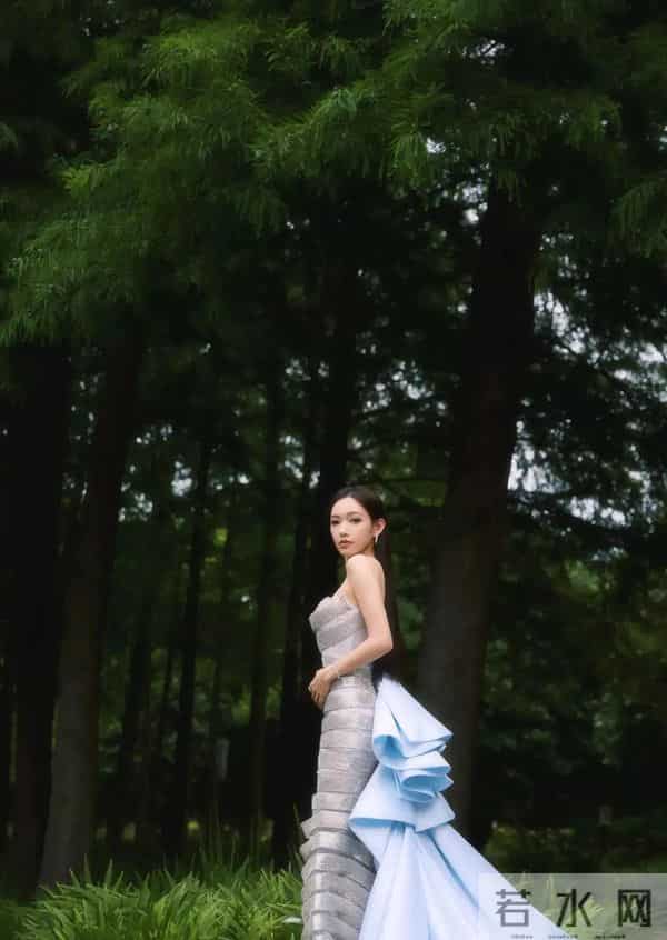 程潇抹胸礼服写真，身材太好了