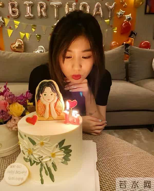 汪峰女儿小苹果早恋，穿沙滩短裤和男友合照，三任后妈章子怡最暖