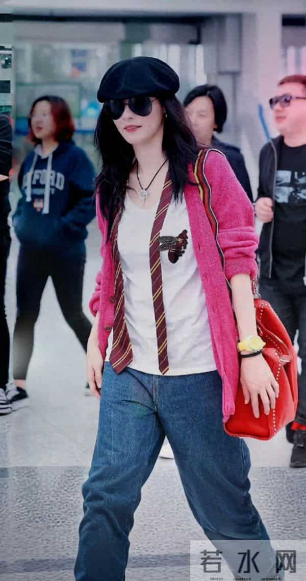 张柏芝玫红针织衫叠搭白T配牛仔裤，减龄又兼具高级感。