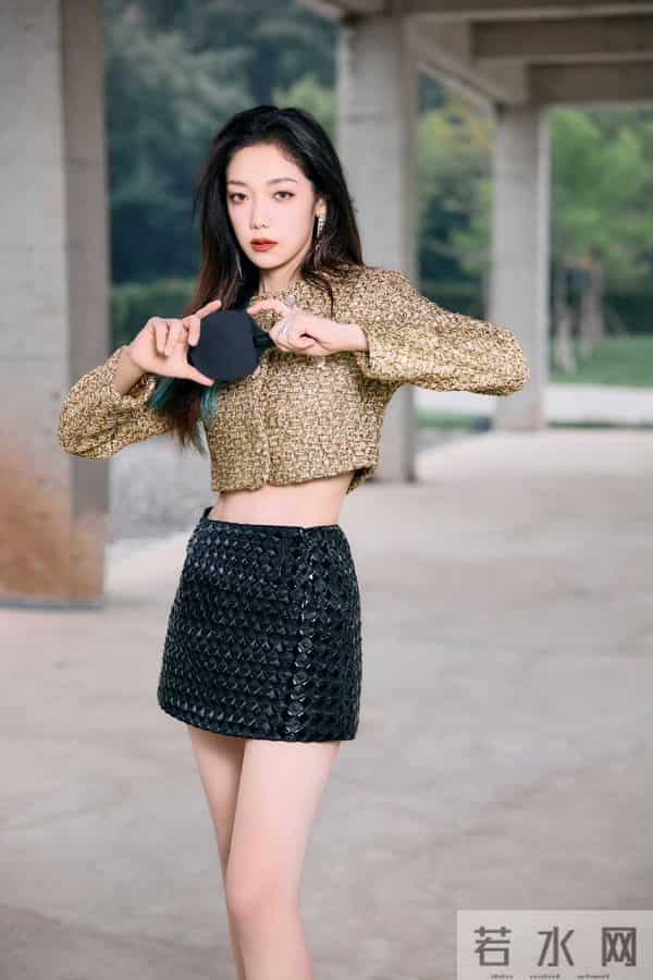 希林娜依高短裙秀美腿+小蛮腰