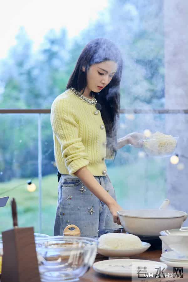 31岁的陈瑶，身穿暖黄小衫+牛仔裤，做起饭来了贤妻良母范啊