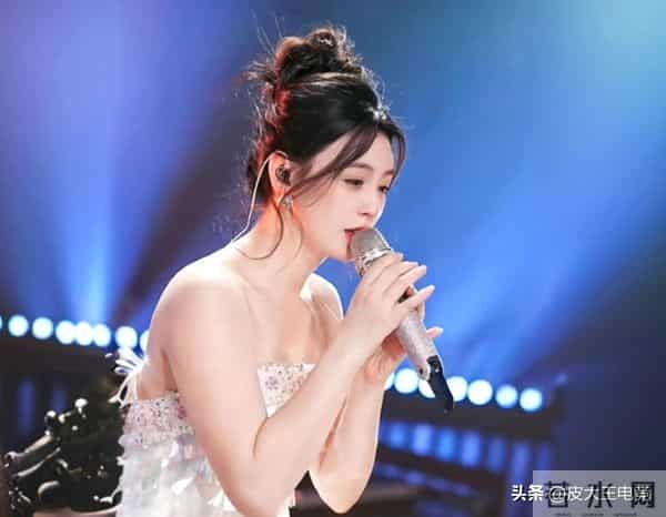 千万网红唐艺登台献唱，男观众高喊唐老鸭，中止表演要求观众道歉