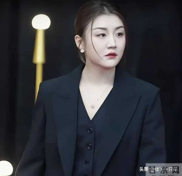 陈梦穿深V黑西装 手插裤兜走路带风 女强人既视感 不打球气场也好强