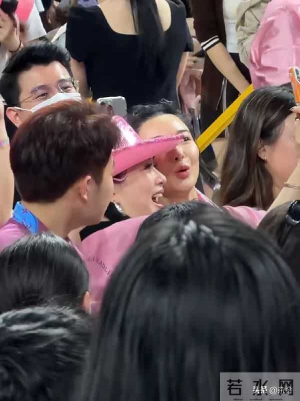 网友新加坡偶遇钟丽缇！粉衣闪帽少女感拉满，活力性格超圈粉