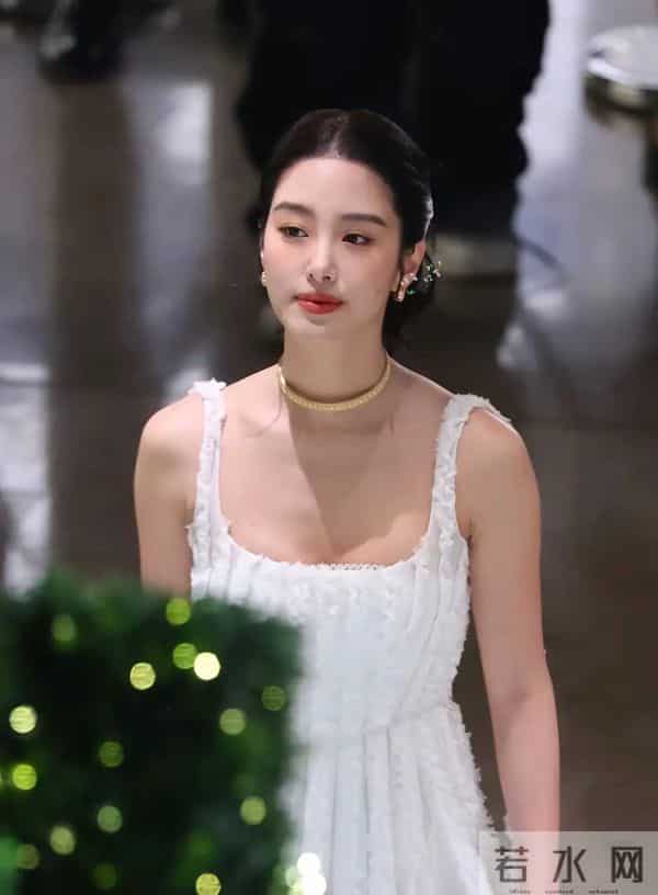 杨彩钰，活动生图。刘亦菲前干妈风韵十足。