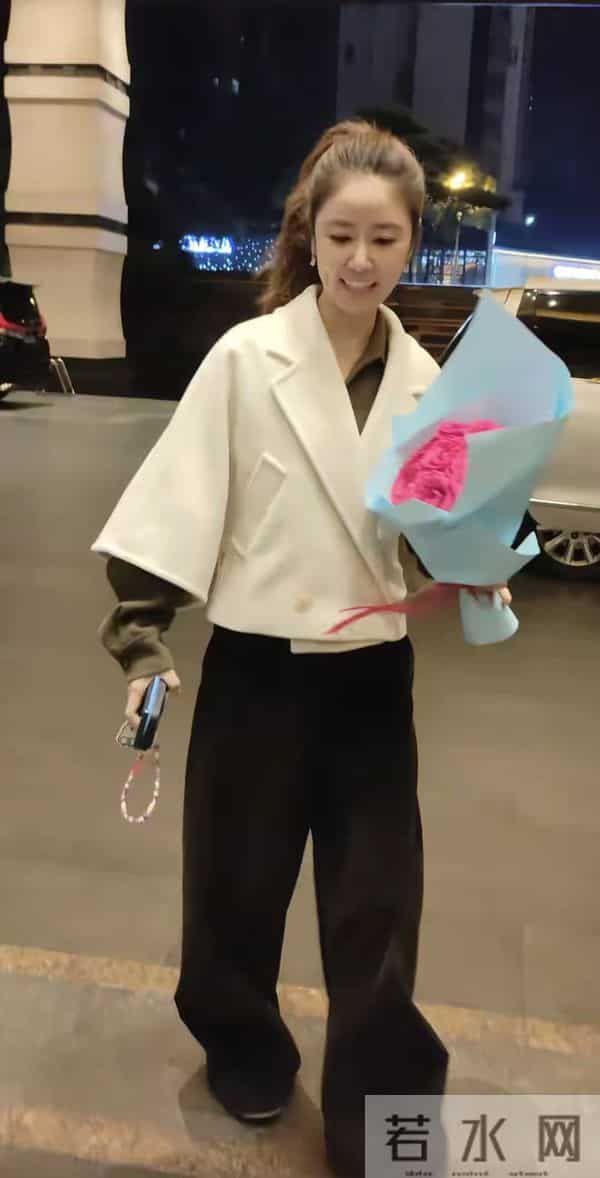 林心如下班路透太绝了!高马尾造型少女感拉满,冻龄状态看呆网友