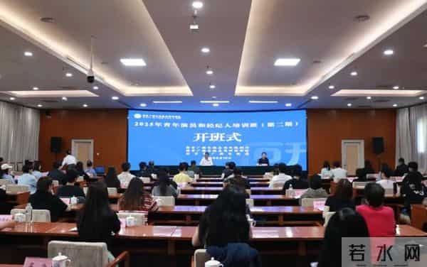 白鹿素颜接受采访，皮肤白皙像女高中生，大方得体不怯场