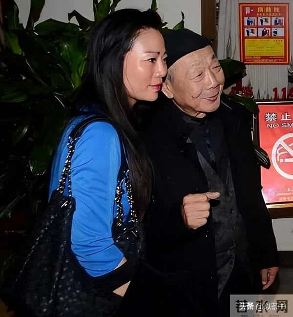 原来他已去世11年，早年恋情精彩52岁才结婚，遗孀比他小23岁