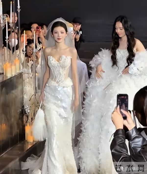 郭碧婷三亚走秀，双目无神被张予曦抢风头，曾曝女儿被同学孤立