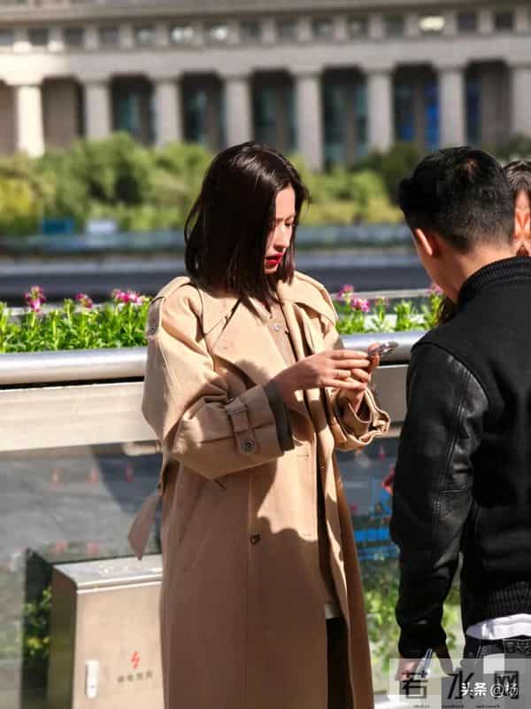 36岁颖儿现身上海，穿着小短裙，露出两条美腿，身材看起来真苗条