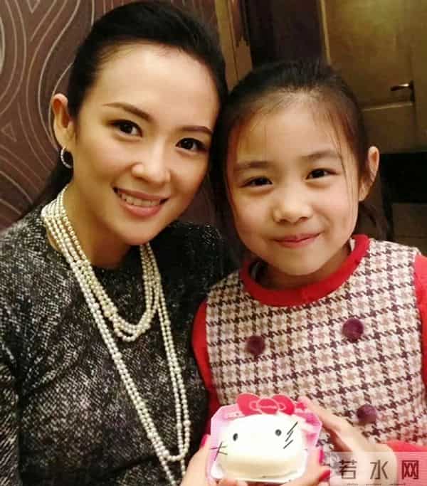 汪峰女儿小苹果早恋，穿沙滩短裤和男友合照，三任后妈章子怡最暖