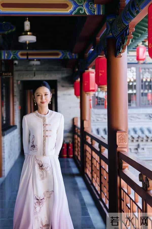 佟丽娅回母校！晒美照庆中戏75周年，依然是校花站C位，靳东也在