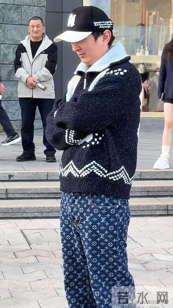 王思聪携网红香港游双下巴抢镜，王健林憔悴操劳，父子状态反差大