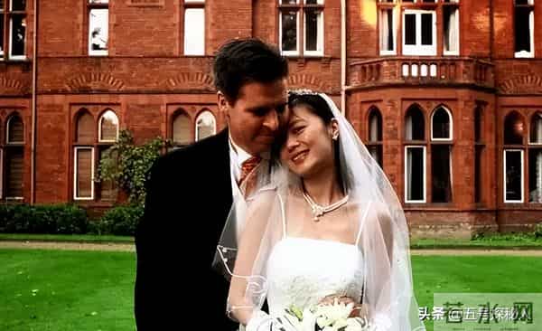 前央视主持人为爱情放弃国籍，走投无路回国捞金，如今过的怎样了