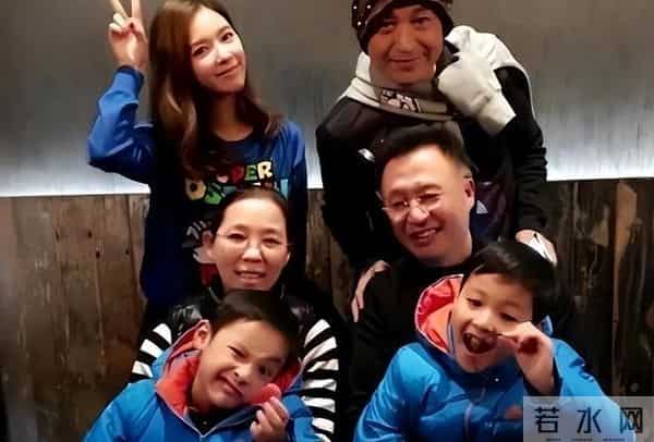 马景涛的儿子长大了，和前妻似姐弟，两个儿子比爸爸还帅