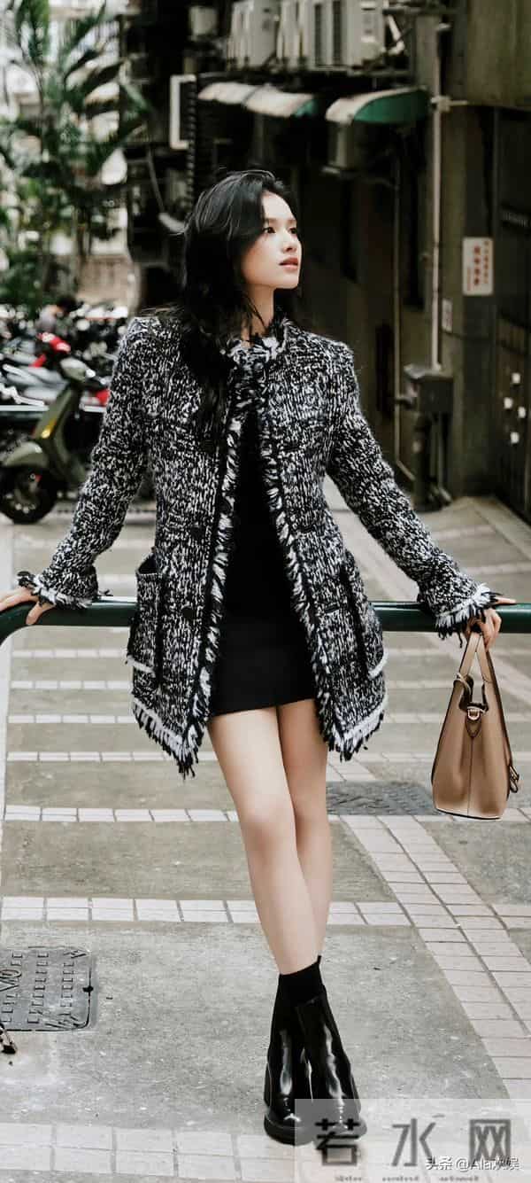 张婧仪出席澳门品牌活动，小腿袜短靴穿搭秀美腿