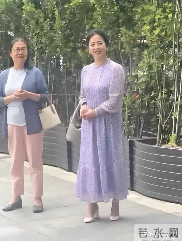 刘亦菲母亲刘晓莉：今66岁仍单身，身材傲人，长得比女儿还漂亮
