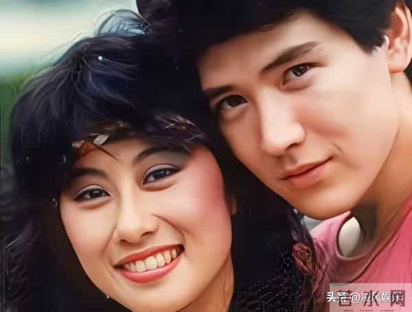 64岁费翔独居英国，房子自带超大花园，母亲去世后养猫为伴不孤单