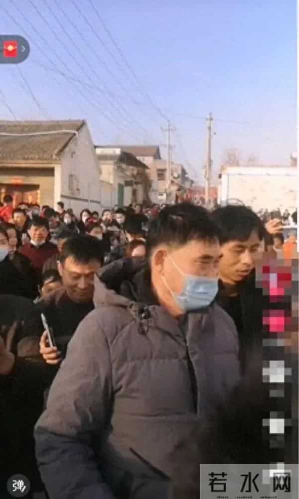 院门曾两度被砸，不时有举止怪异人士造访，大衣哥家各个角落装监控，大门上方还装了一排铁钉