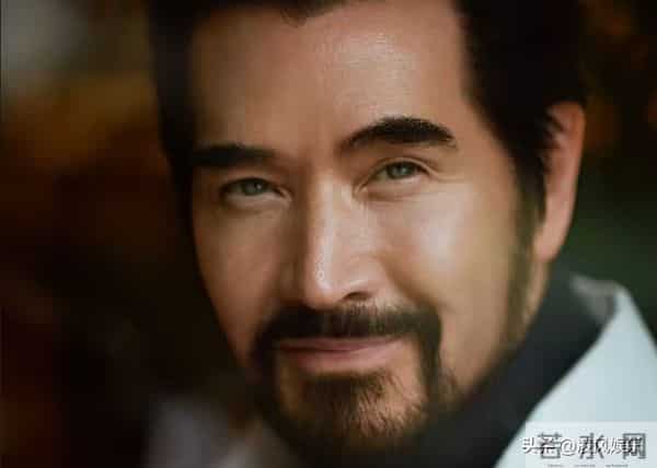 64岁费翔独居英国，房子自带超大花园，母亲去世后养猫为伴不孤单