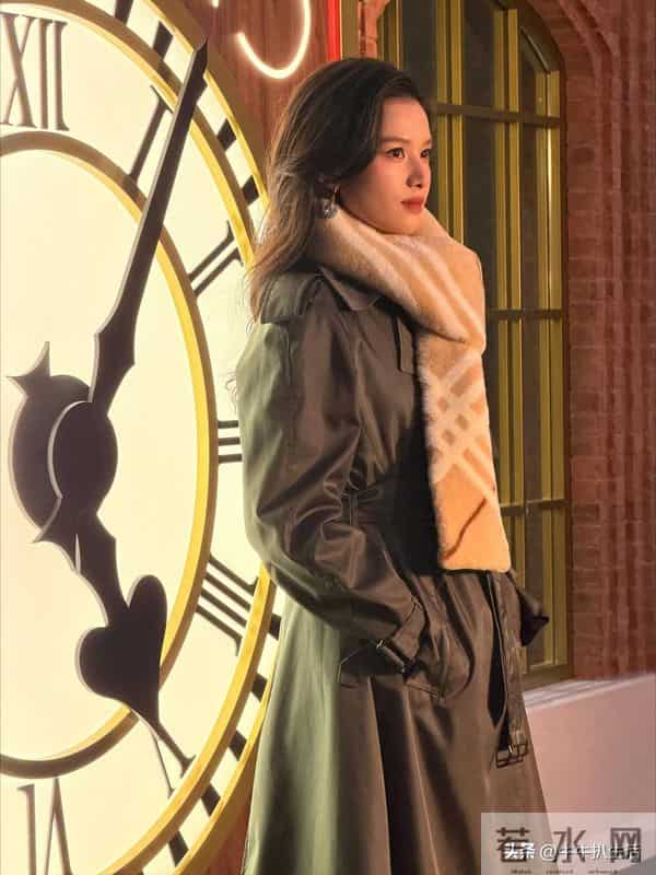 张婧仪冬日氛围感大片！灰色大衣配围巾，优雅又大方。