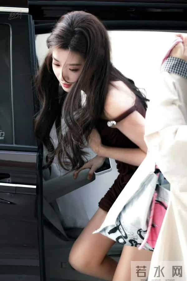 卢昱晓最新物料，归国千金既视感，肤白貌美