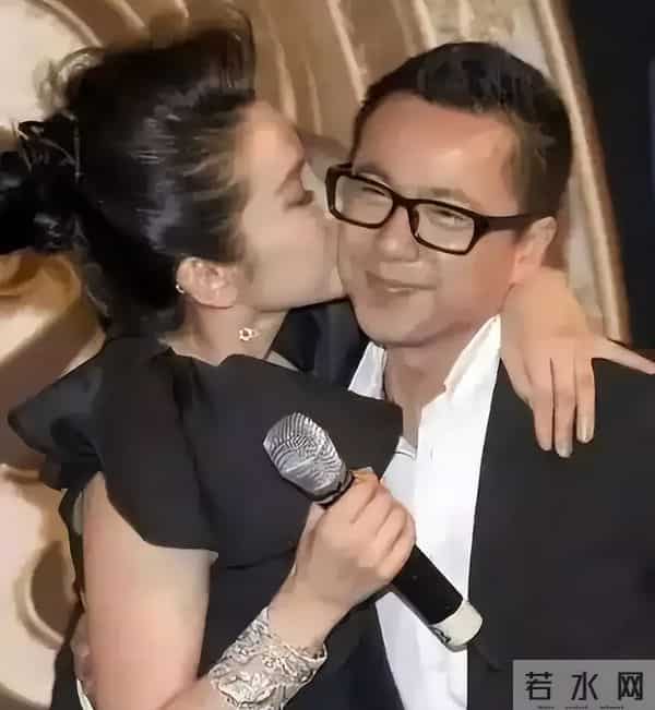 曝“华谊兄弟”王中磊欠债22亿，搬进破败小院生活，妻子带货还债