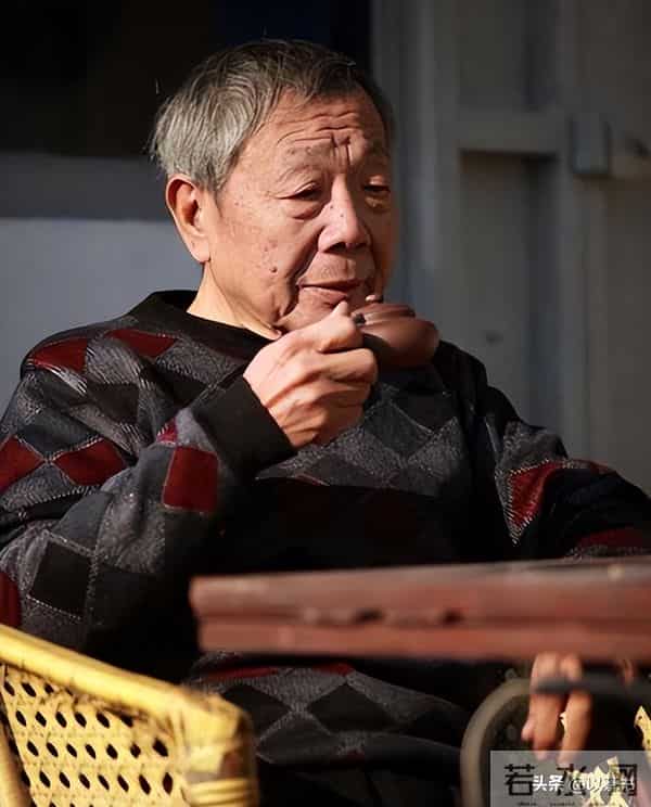 原来他已去世11年，早年恋情精彩52岁才结婚，遗孀比他小23岁