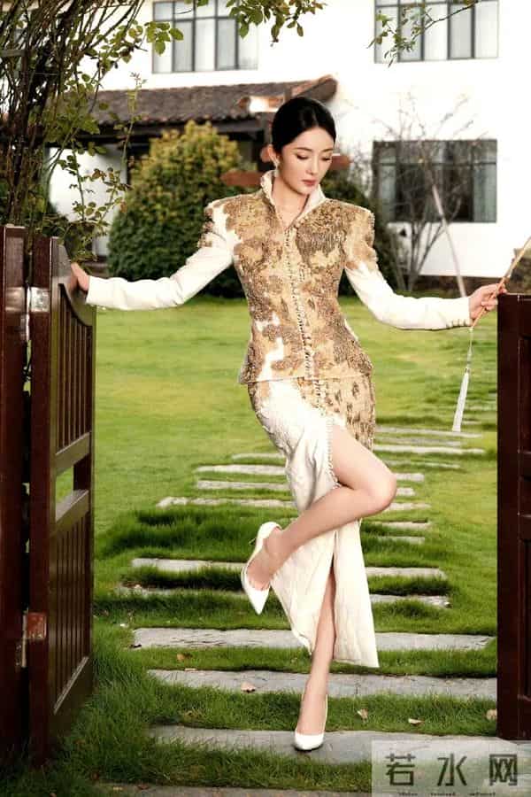 杨幂鎏金旗袍配红底鞋，这腰臀比是女娲炫技吧！