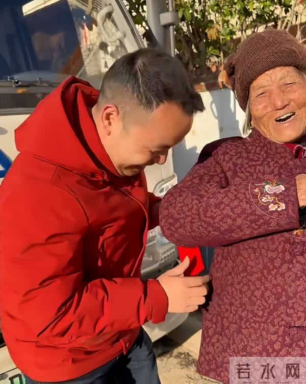 梁志辉露面了！五官随妈妈长相神似弟弟，80岁奶奶挤进人群送红包