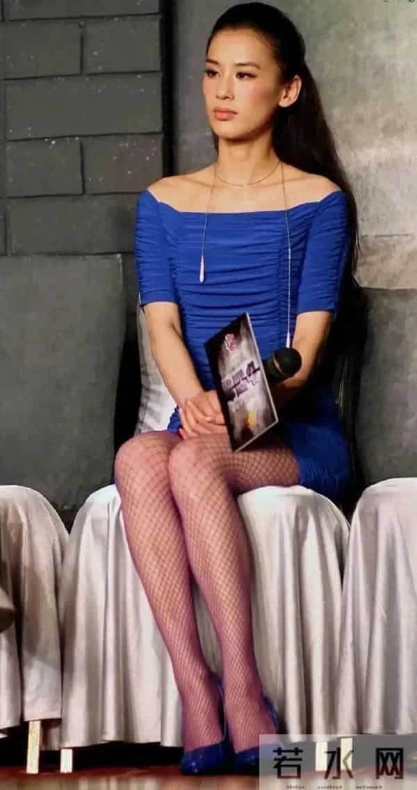 黄圣依身穿蓝色紧身包臀连衣裙搭配渔网袜，这也太性感撩人了吧