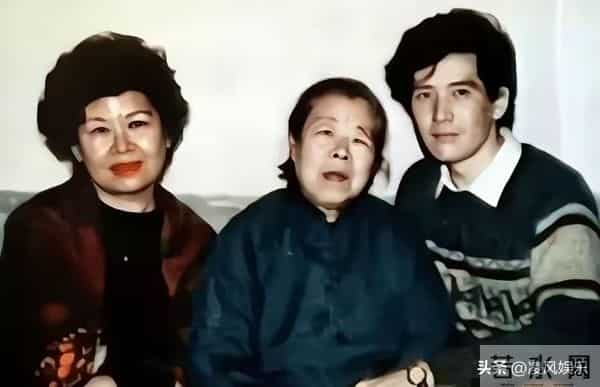 64岁费翔独居英国，房子自带超大花园，母亲去世后养猫为伴不孤单