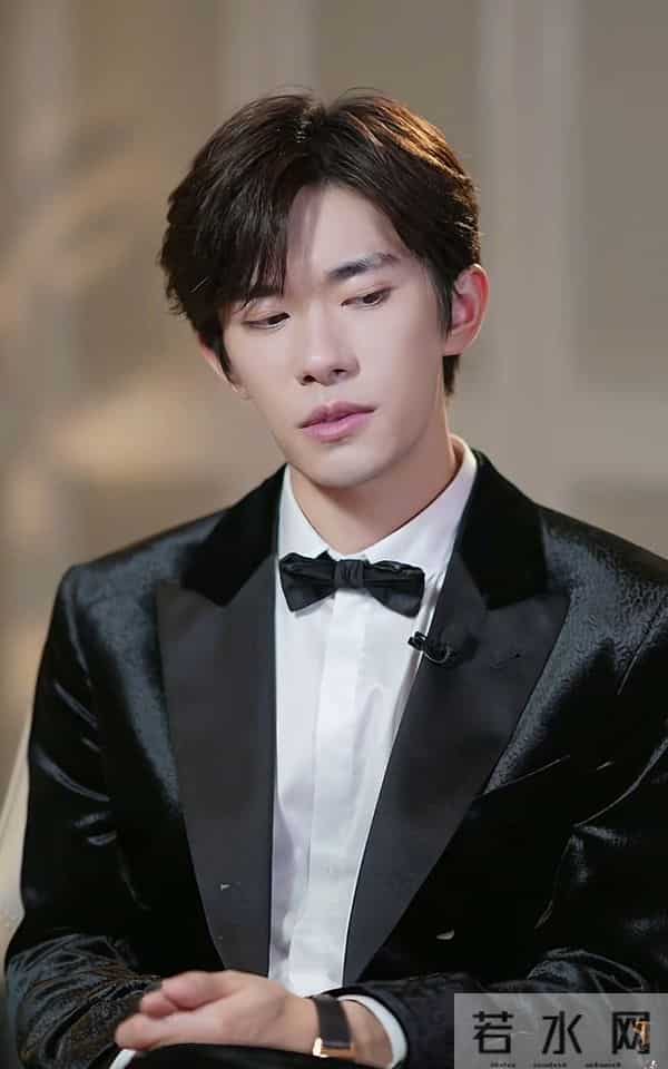 易烊千玺抬头的那一瞬间，好像看到了星爷的影子，一样的孤独感