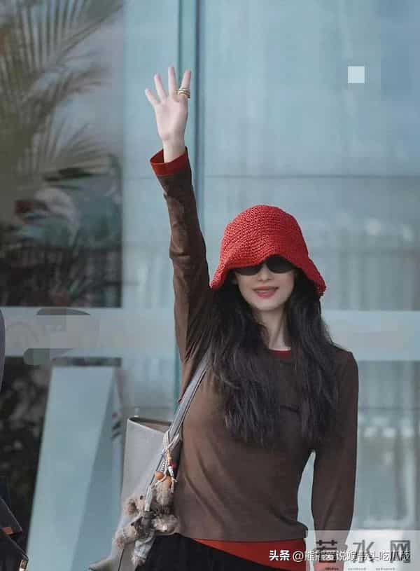 36岁倪妮太会穿了！假两件针织衫+黑裙+红帽，休闲随性又高级！