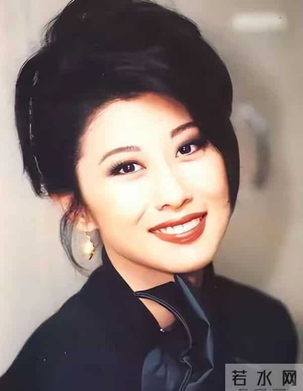 一步错步步错，64岁费翔独居英国20年 吃速冻饺子，母亲强势 婚姻难