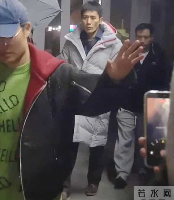 惊！47岁刘烨重庆现身，身形高挑超纤瘦，脸嫩得不像中年大叔！