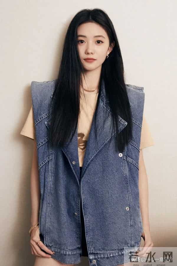 刘浩存街头骑行,甜酷少女感爆棚!