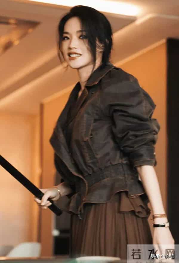 49岁舒淇太绝！复古穿搭+松弛怼脸拍，颜值抗打