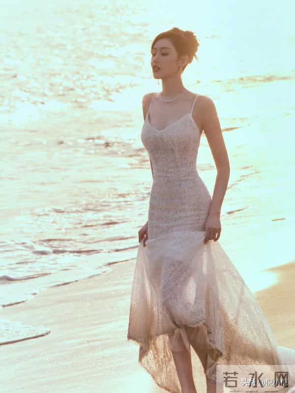 张天爱也太美了！透视吊带裙，身材婀娜多姿