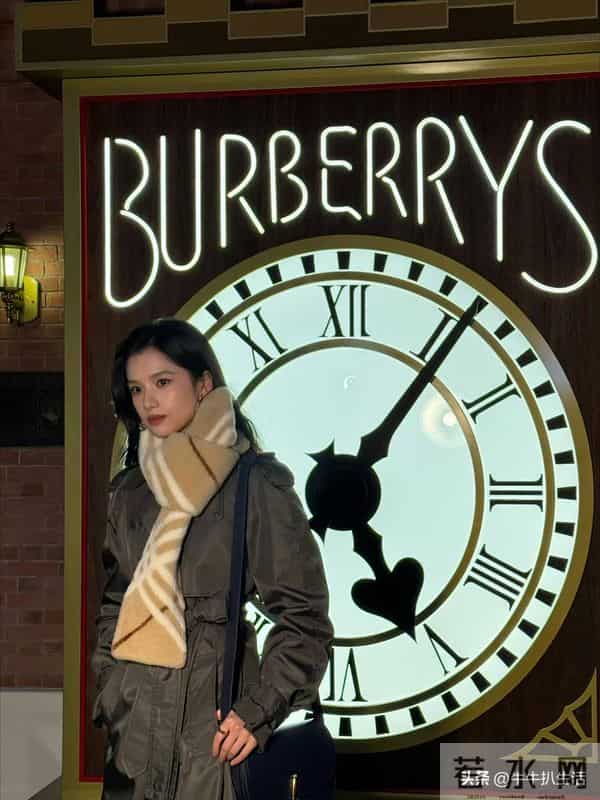 张婧仪冬日氛围感大片！灰色大衣配围巾，优雅又大方。