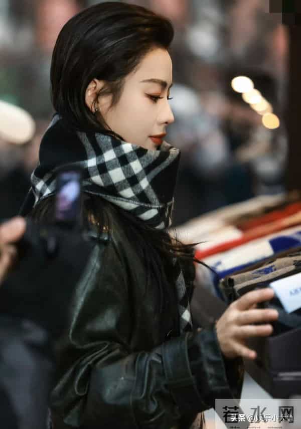 陈丽君现身精品店开幕活动，皮衣配湿发背头，刚柔并济的气质好美