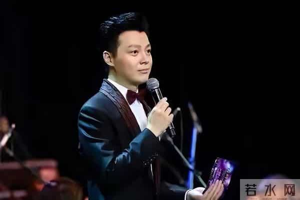 他娶了身价过亿女富豪，45岁再当爹，但去世的父亲成了他的心病