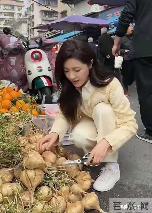 49岁曾黎在菜市场买地瓜她打扮中性 皮肤又白又嫩拿着地瓜连连夸赞