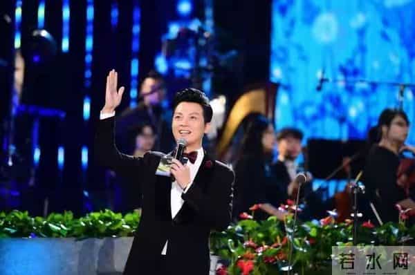 他娶了身价过亿女富豪，45岁再当爹，但去世的父亲成了他的心病