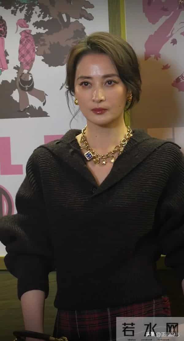 50岁蒋勤勤油光满面 皮肤粗糙 毛孔粗大 腚大肩宽显魁梧 另类一裤两穿