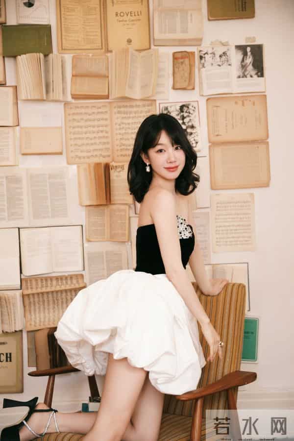 条纹椅撒娇：徐梦洁蓬蓬裙侧头笑