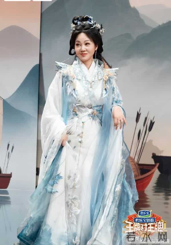 闫妮笑起来的梨涡依旧,眼神清澈明亮,美得如此真实、自然的女神