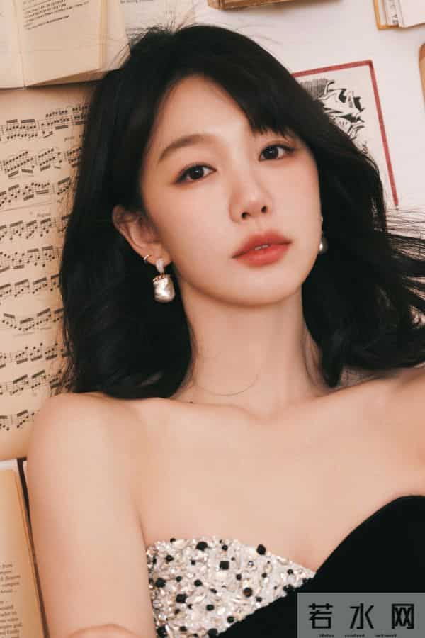 条纹椅撒娇：徐梦洁蓬蓬裙侧头笑